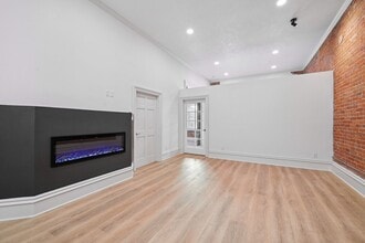 105 E Bremer Ave in Waverly, IA - Building Photo - Building Photo