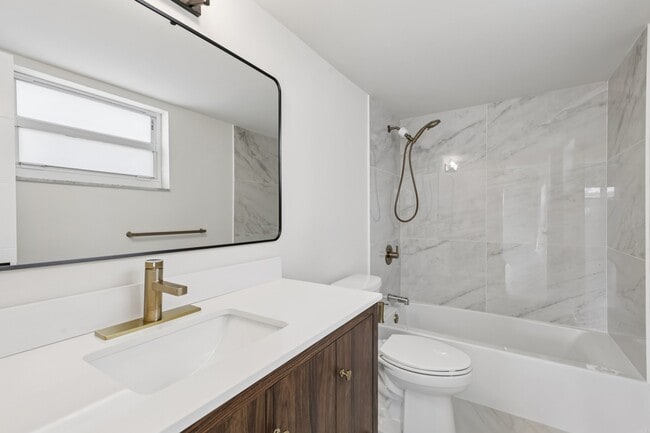 The Oaks Apartments in Bay Harbor Islands, FL - Foto de edificio - Building Photo