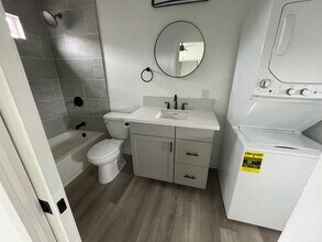 1077 Connecticut St, Unit #2 in Imperial Beach, CA - Foto de edificio - Building Photo