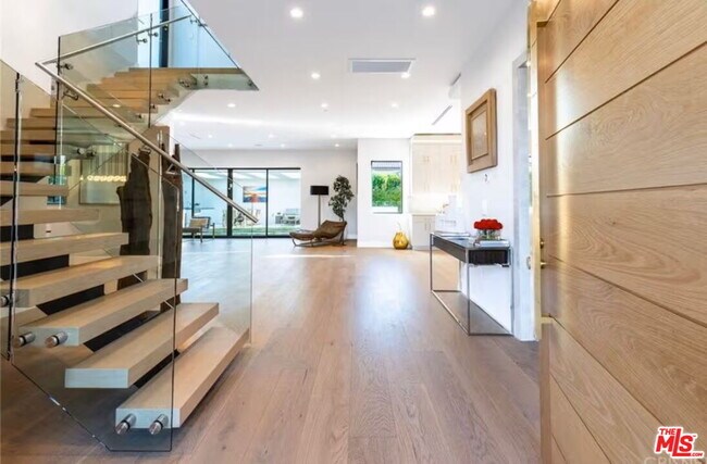 13812 Cumpston St in Los Angeles, CA - Building Photo - Building Photo