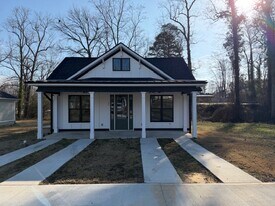 302 Poplar St in Travelers Rest, SC - Building Photo