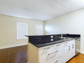 2302 East Side Dr in Austin, TX - Building Photo - Building Photo
