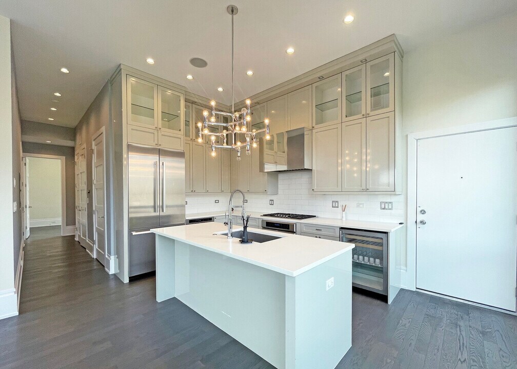 1258 N Milwaukee Ave, Unit 4N in Chicago, IL - Building Photo