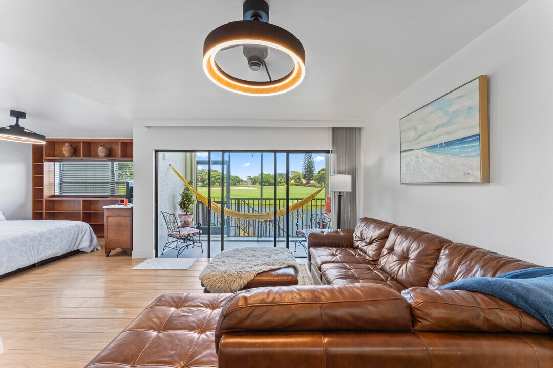 551 Greensward Ln in Delray Beach, FL - Building Photo