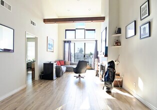 5051 Rosewood Ave, Unit 208 in Los Angeles, CA - Foto de edificio - Building Photo