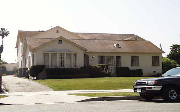 2108 S Hobart Blvd in Los Angeles, CA - Foto de edificio