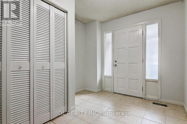 653-653 Village Pkwy in Markham, ON - Building Photo - Building Photo