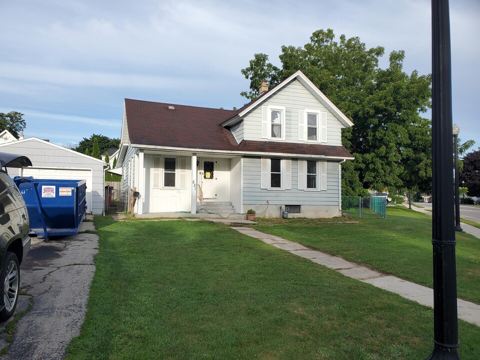 231 Broadway St in Sheboygan Falls, WI - Building Photo