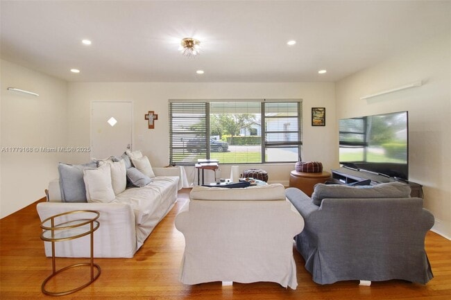 1025 Hunting Lodge Dr in Miami Springs, FL - Building Photo - Building Photo