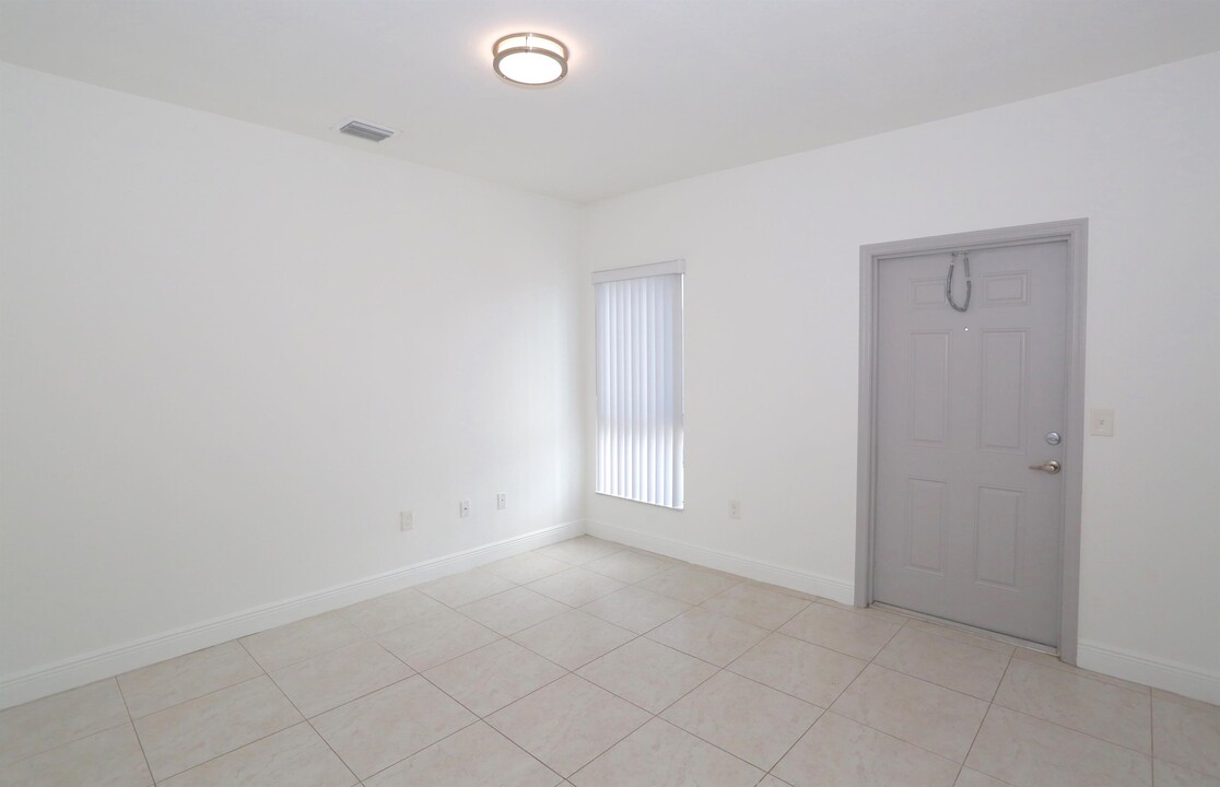 5901 NW 182nd Ln in Hialeah, FL - Foto de edificio