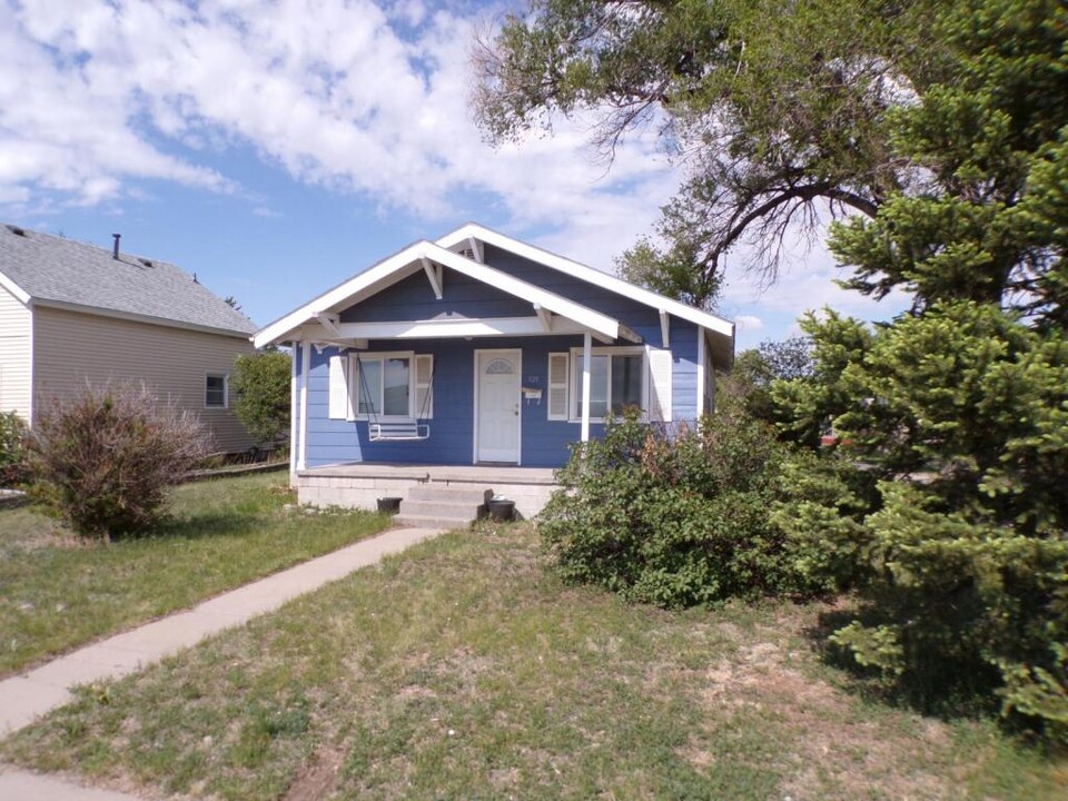 921 Sidney Ave in Sterling, CO - Foto de edificio