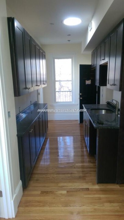 10 Hyde Park Ave in Boston, MA - Building Photo