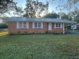 212 Cherry St NW in Hartselle, AL - Building Photo