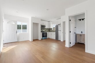 15838 Chatsworth St in Los Angeles, CA - Foto de edificio - Building Photo