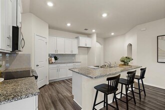 1944 T H Johnson Dr in Taylor, TX - Building Photo - Building Photo