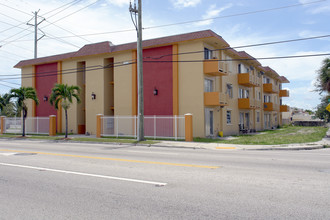 1530 W 68th St in Hialeah, FL - Foto de edificio - Building Photo