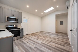 994 Valencia St, Unit 101 in Costa Mesa, CA - Foto de edificio - Building Photo