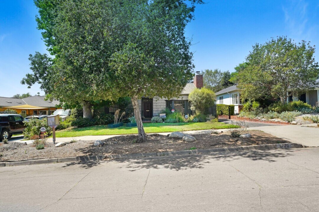 1725 N Craig Ave in Altadena, CA - Building Photo