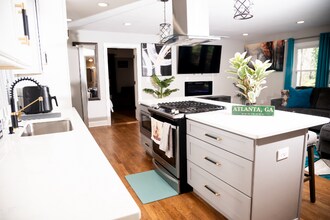 1771 Dodson Dr SW in Atlanta, GA - Foto de edificio - Building Photo