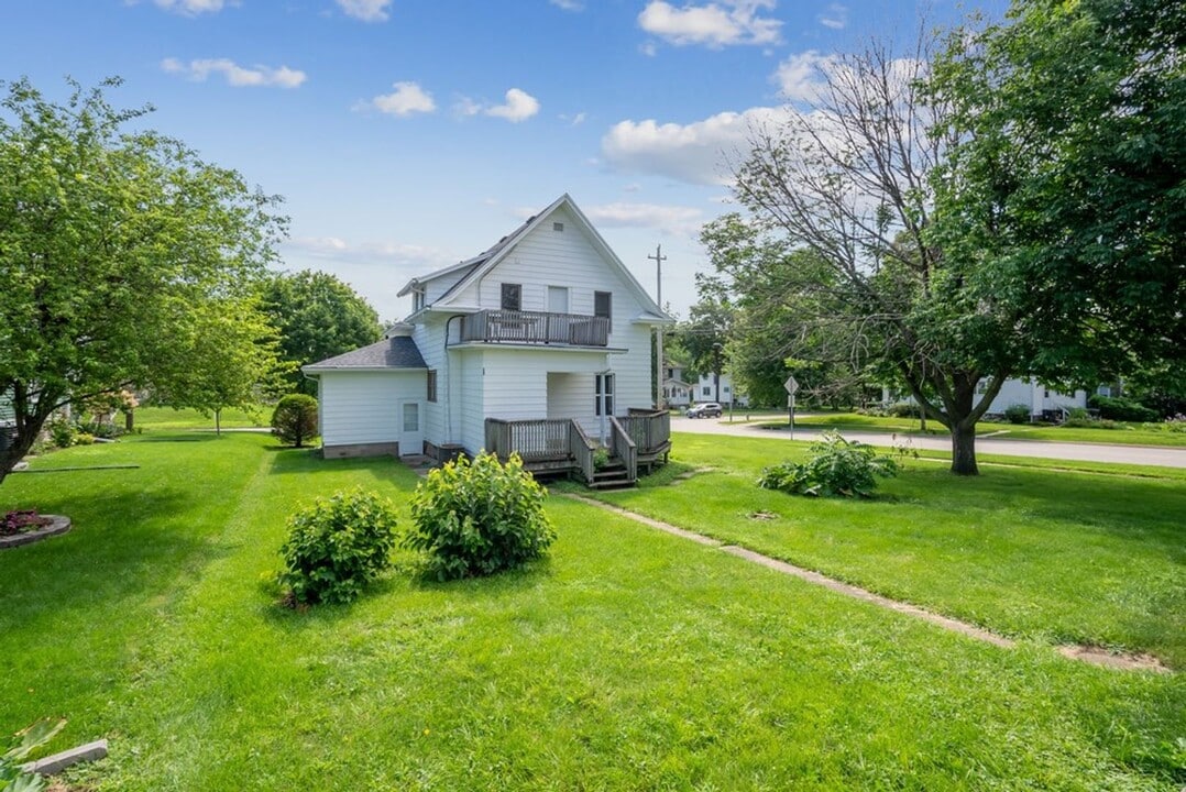 1721 Clay St in Cedar Falls, IA - Building Photo