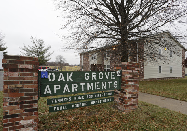 Oak Grove Estates in Oak Grove, MO - Foto de edificio - Building Photo