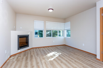 Centerwood Apartments in Seattle, WA - Building Photo - Interior Photo