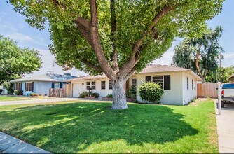 2417 W College Ct in Visalia, CA - Building Photo - Building Photo