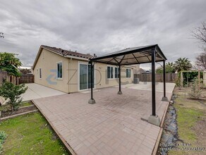 1584 Manzanita Way in Los Banos, CA - Building Photo - Building Photo