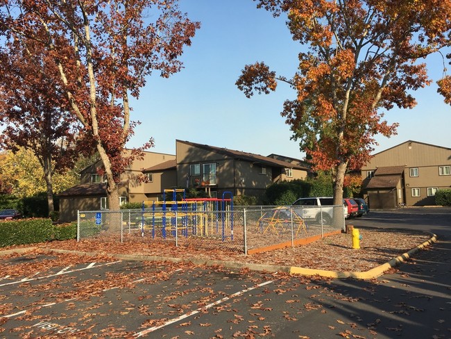 Silverton Manor Apartments in Silverton, OR - Building Photo - Primary Photo