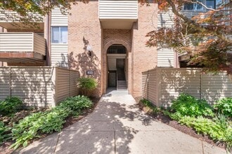 19321 Club House Rd in Gaithersburg, MD - Foto de edificio - Building Photo