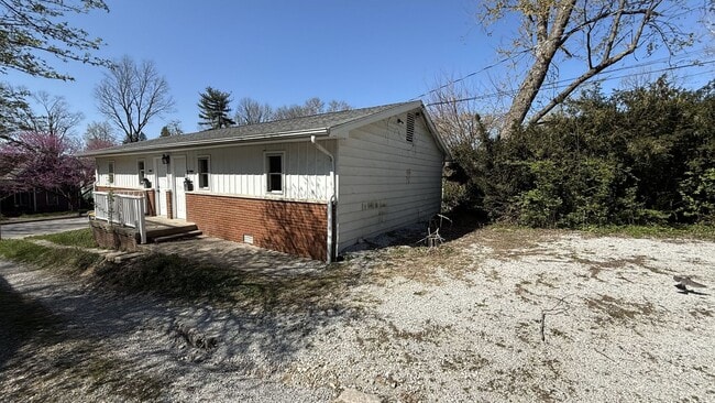 property at 1020 W 6th St