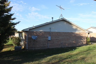 Plaza Garden Apartments in Highland, IL - Building Photo - Building Photo