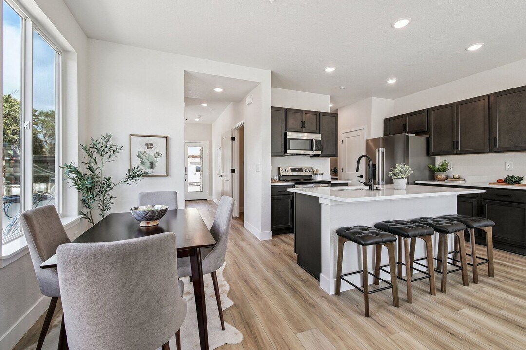 Fern Hill Townhomes in Lakewood, CO - Building Photo