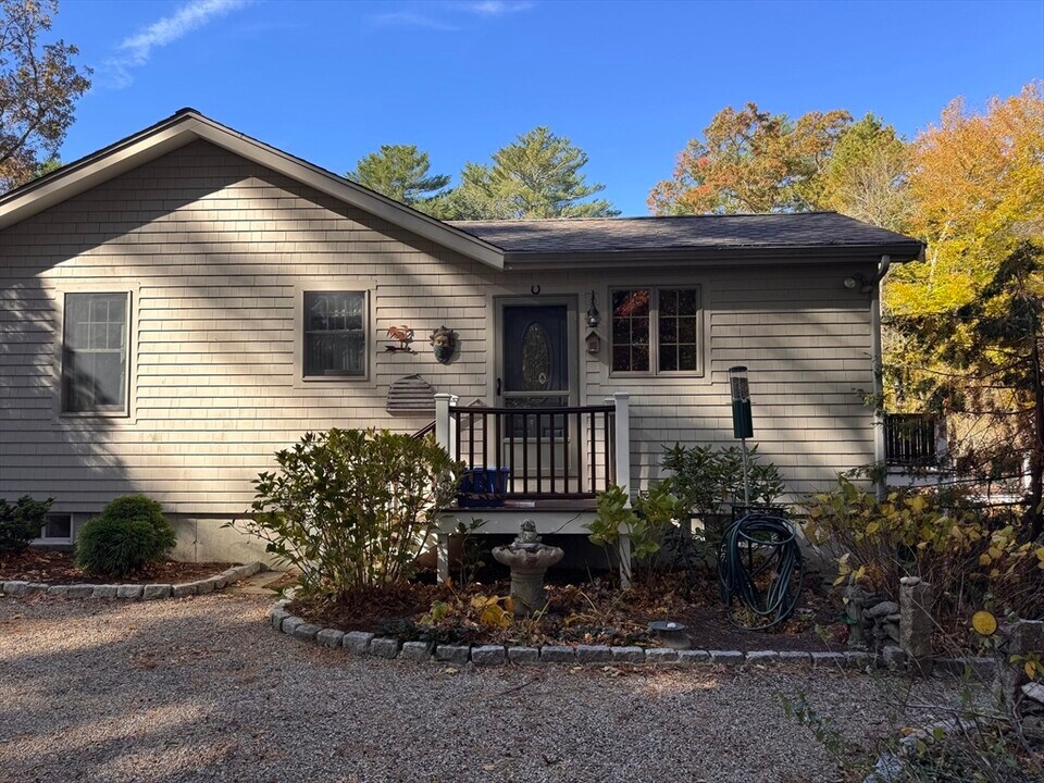 15 Parlowtown Rd in Marion, MA - Building Photo