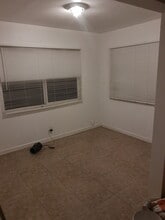 941 E 52nd Pl, Unit 943 in Los Angeles, CA - Foto de edificio - Building Photo