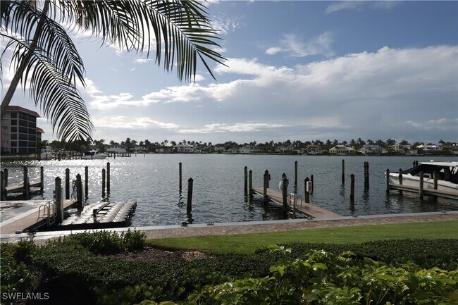 property at 2850 Gulf Shore Blvd N