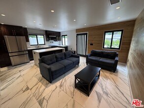 20529 Miranda Pl in Woodland Hills, CA - Building Photo - Building Photo
