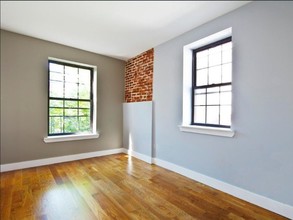 540 Bainbridge St in Brooklyn, NY - Building Photo - Interior Photo