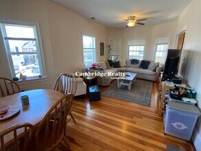 107 Yale St, Unit T in Medford, MA - Foto de edificio - Building Photo
