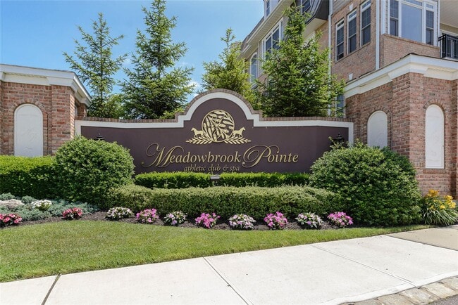 1111 Roosevelt Way in Westbury, NY - Building Photo - Building Photo