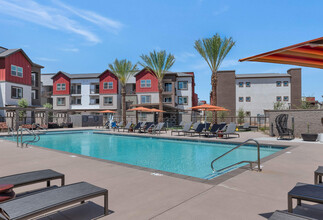 Weylyn Luxury Apartments in Laveen, AZ - Foto de edificio - Building Photo