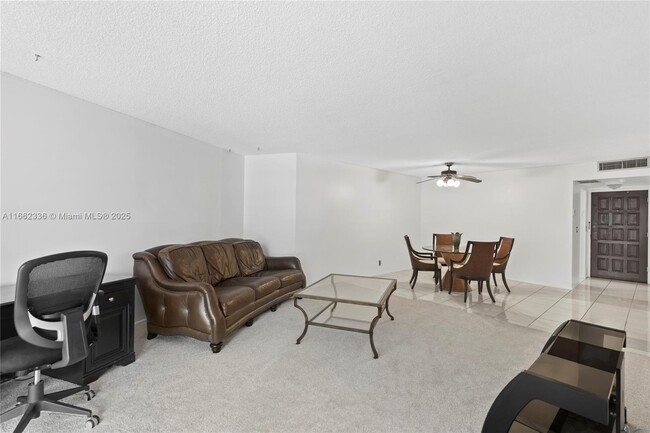 3800 N Hills Dr in Hollywood, FL - Building Photo - Building Photo