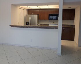 1061 NW 122nd Ter in Pembroke Pines, FL - Foto de edificio - Building Photo