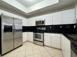 8886 W Flagler St in Miami, FL - Foto de edificio - Building Photo