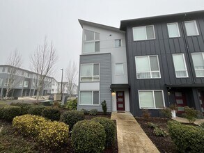 17200 SW Goldcrest Ln in Beaverton, OR - Building Photo - Building Photo