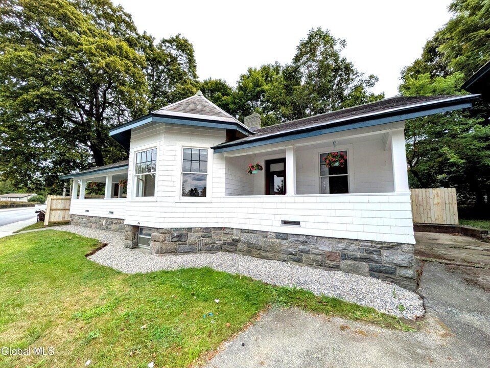 4 Palmer Ave in Corinth, NY - Building Photo