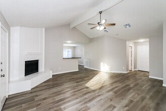 16751 Dew Drop Ln in Houston, TX - Foto de edificio - Building Photo