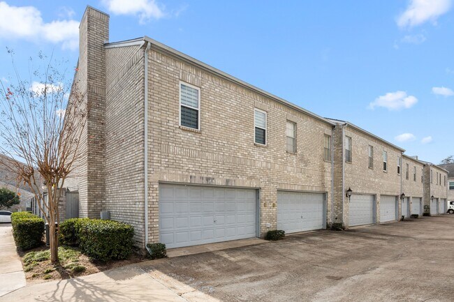 310 Wilcrest Dr in Houston, TX - Building Photo - Building Photo