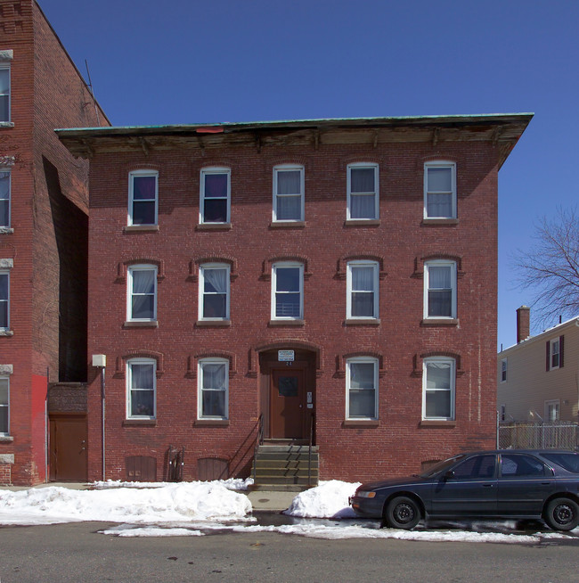 24 N East St in Holyoke, MA - Foto de edificio - Building Photo