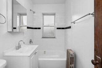1934 W Estes Ave, Unit 34-2E in Chicago, IL - Building Photo - Building Photo